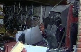 A explosão dos três caixas eletrônicos resultou em um prejuízo de aproximadamente R$ 50 mil