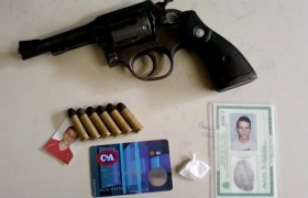 Polícia recuperou arma, munições e documentos falsos usados pelo acusado