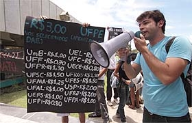 Durante protesto em frente ao RU, estudantes compararam os preços de outros restaurantes universitários