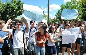 Estudantes protestaram na manhã desta sexta, em frente à reitoria da UFPE