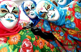 As máscaras gigantes agora ganham decoração carioca