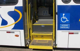Os ônibus são equipados com elevador e box para acomodação de cadeirantes