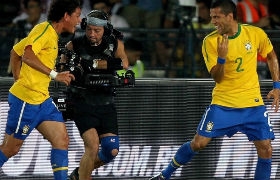 Daniel Alves comemora seu gol, o primeiro do Brasil