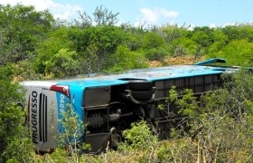 Ônibus tombou numa ribanceira, deixando 25 pessoas feridas no Sertão