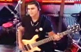 O baixista Lenine Castro morreu em acidente quando viajava em turnê com a banda