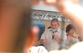 Operário fotografa discurso de Lula. Veja mais fotos abaixo
