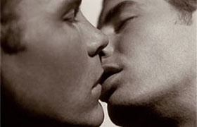 Gays e lésbicas receberão o pontífice com um \'beijaço\' assim que ele sair da catedral